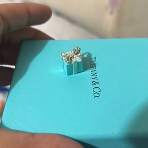 Tiffany & Co. charm. BOW BOX CHM